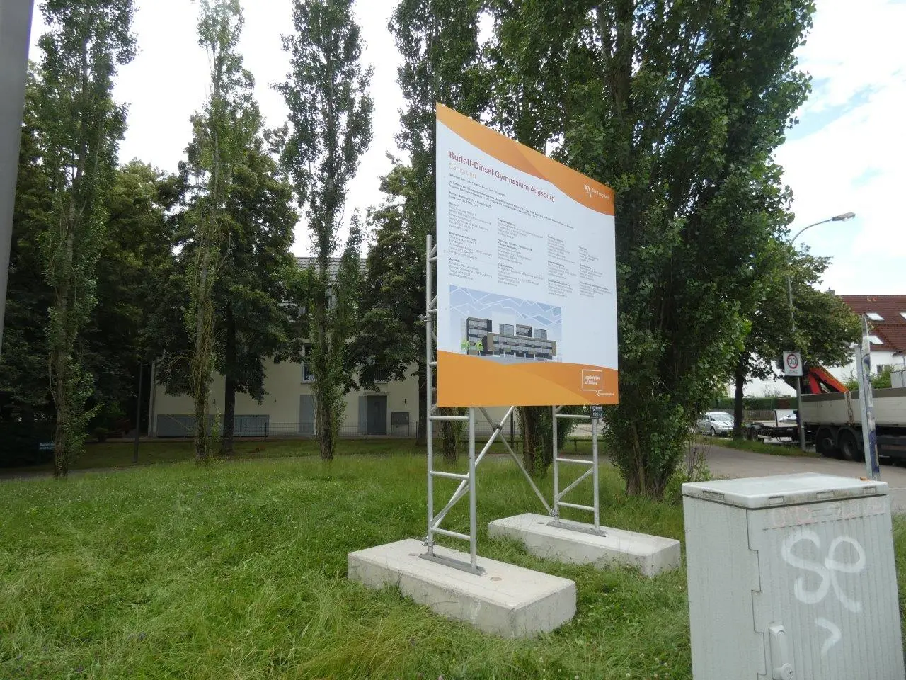 Werbetechnik Dümpel - Augsburg | Informationsschild-Tafel-Metallstützen-Grünfläche-Bäume-Wohnstraße-Öffentliche Bekanntmachung-Straßenbeschilderung-Informationen im Freien.