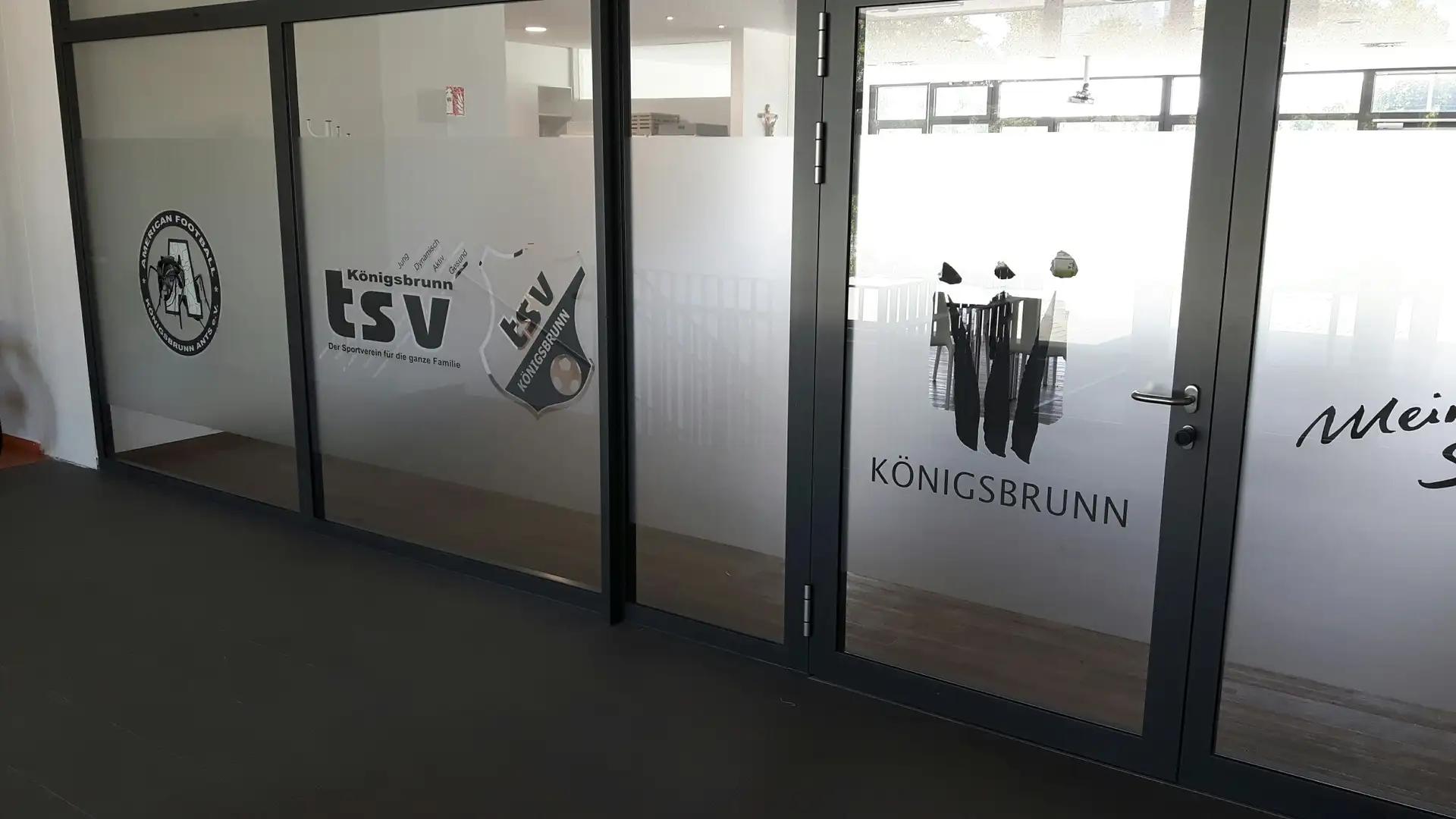 Werbetechnik Dümpel - Augsburg | TSV Königsbrunn Glastüren - mattierte Fensteraufkleber - Vereinslogo - Königsbrunn-Schild - Sportstätteneingang.