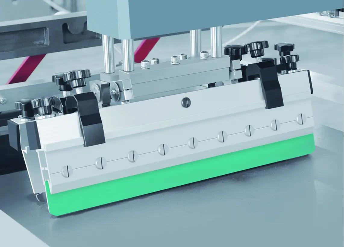 Werbetechnik Dümpel - Augsburg | Industriedruck-Rakel-grüne-Klinge-Metallhalter-Vergrößerung-Fabrik-Ausrüstung-Siebdruck-Maschinen-Foto.