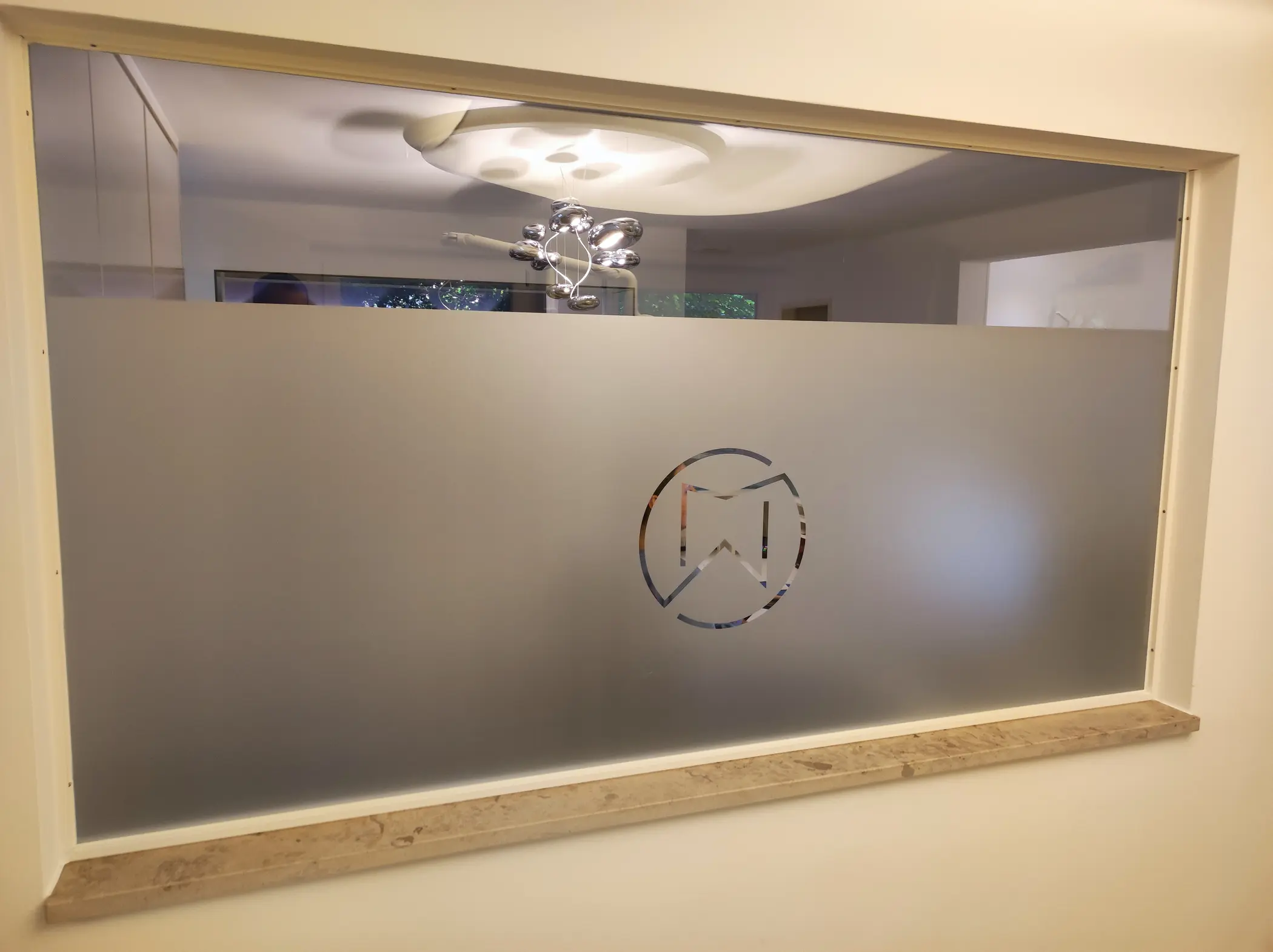 Werbetechnik Dümpel - Augsburg | Großes Milchglasfenster-kreisförmiges Logo-modernes Büro-Interieur-Leuchte-Raumdekor-Gewerblicher Raum-Trenner-Glaswand.